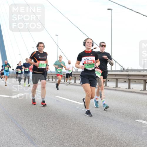 03.10.2025 - Köhlbrandbrückenlauf Lena Gebhardt http://msf.ph/oto/9196663 03.10.2025 15:28:11 Position 1 7435, 7612, 8939 meine-sportfotos.de