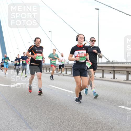 03.10.2025 - Köhlbrandbrückenlauf Lena Gebhardt http://msf.ph/oto/9196664 03.10.2025 15:28:11 Position 1 7612, 8939 meine-sportfotos.de