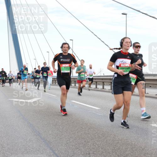 03.10.2025 - Köhlbrandbrückenlauf Lena Gebhardt http://msf.ph/oto/9196665 03.10.2025 15:28:11 Position 1  meine-sportfotos.de