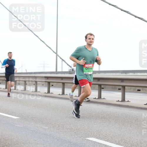 03.10.2025 - Köhlbrandbrückenlauf Lena Gebhardt http://msf.ph/oto/9196674 03.10.2025 15:28:13 Position 1 9475, 7674 meine-sportfotos.de