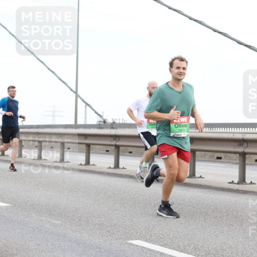 03.10.2025 - Köhlbrandbrückenlauf Lena Gebhardt http://msf.ph/oto/9196675 03.10.2025 15:28:14 Position 1 9475, 9213, 7674 meine-sportfotos.de