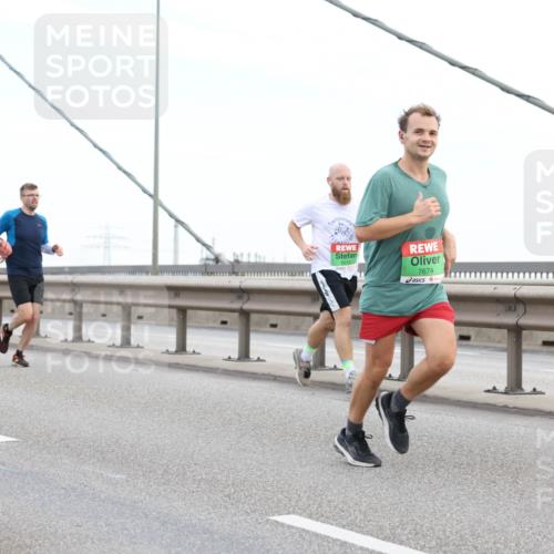 03.10.2025 - Köhlbrandbrückenlauf Lena Gebhardt http://msf.ph/oto/9196677 03.10.2025 15:28:14 Position 1 9475, 7674 meine-sportfotos.de