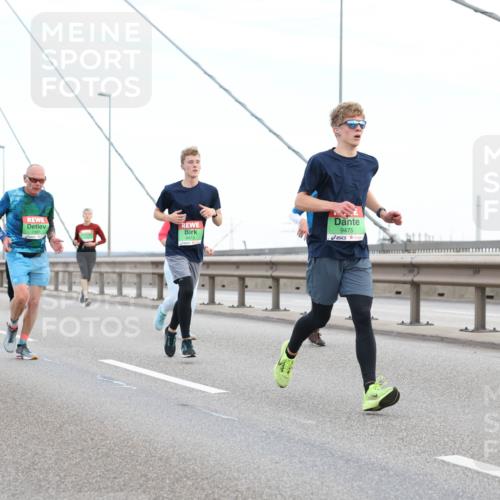 03.10.2025 - Köhlbrandbrückenlauf Lena Gebhardt http://msf.ph/oto/9196679 03.10.2025 15:28:14 Position 1 7397, 9473, 9475 meine-sportfotos.de