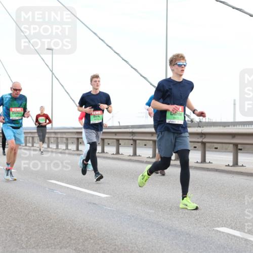 03.10.2025 - Köhlbrandbrückenlauf Lena Gebhardt http://msf.ph/oto/9196680 03.10.2025 15:28:15 Position 1 9473, 9475 meine-sportfotos.de