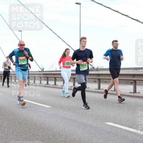 03.10.2025 - Köhlbrandbrückenlauf Lena Gebhardt http://msf.ph/oto/9196685 03.10.2025 15:28:15 Position 1 7397, 9473, 9475 meine-sportfotos.de