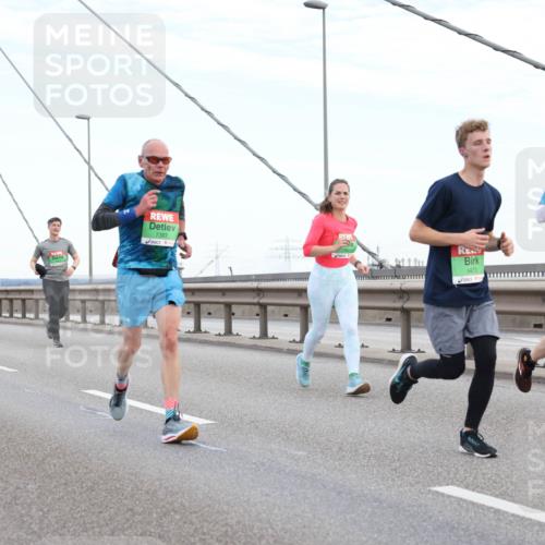 03.10.2025 - Köhlbrandbrückenlauf Lena Gebhardt http://msf.ph/oto/9196688 03.10.2025 15:28:16 Position 1 7397, 9473 meine-sportfotos.de