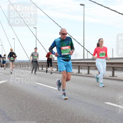 03.10.2025 - Köhlbrandbrückenlauf Lena Gebhardt http://msf.ph/oto/9196690 03.10.2025 15:28:16 Position 1 7397, 94 meine-sportfotos.de