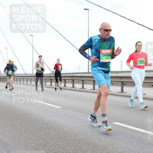 03.10.2025 - Köhlbrandbrückenlauf Lena Gebhardt http://msf.ph/oto/9196693 03.10.2025 15:28:17 Position 1 7397 meine-sportfotos.de