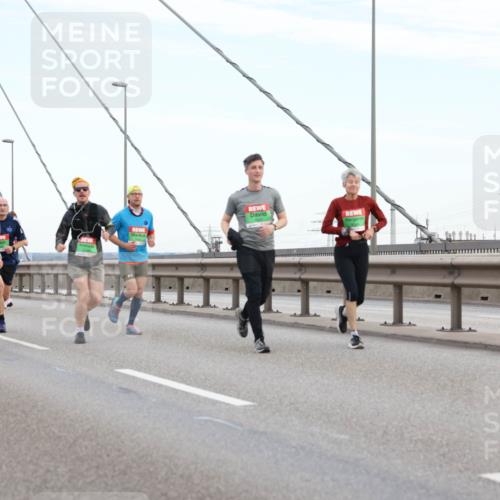 03.10.2025 - Köhlbrandbrückenlauf Lena Gebhardt http://msf.ph/oto/9196695 03.10.2025 15:28:18 Position 1  meine-sportfotos.de