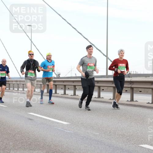 03.10.2025 - Köhlbrandbrückenlauf Lena Gebhardt http://msf.ph/oto/9196697 03.10.2025 15:28:18 Position 1 8144 meine-sportfotos.de