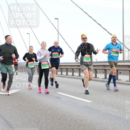03.10.2025 - Köhlbrandbrückenlauf Lena Gebhardt http://msf.ph/oto/9196702 03.10.2025 15:28:19 Position 1 9451, 7655, 9169 meine-sportfotos.de