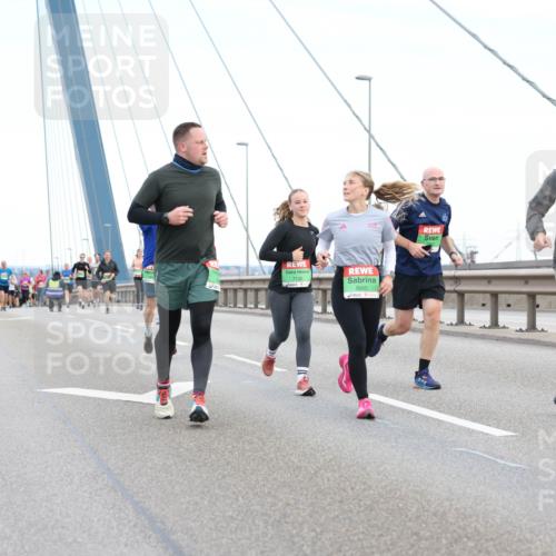 03.10.2025 - Köhlbrandbrückenlauf Lena Gebhardt http://msf.ph/oto/9196704 03.10.2025 15:28:20 Position 1 9065, 9169 meine-sportfotos.de