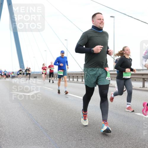 03.10.2025 - Köhlbrandbrückenlauf Lena Gebhardt http://msf.ph/oto/9196716 03.10.2025 15:28:22 Position 1 7135, 9065 meine-sportfotos.de