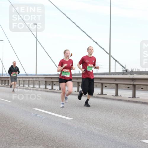 03.10.2025 - Köhlbrandbrückenlauf Lena Gebhardt http://msf.ph/oto/9196725 03.10.2025 15:28:25 Position 1 9067 meine-sportfotos.de