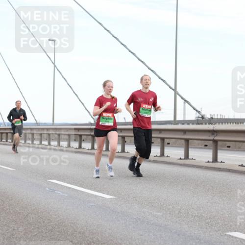 03.10.2025 - Köhlbrandbrückenlauf Lena Gebhardt http://msf.ph/oto/9196726 03.10.2025 15:28:26 Position 1 9067 meine-sportfotos.de