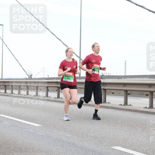 03.10.2025 - Köhlbrandbrückenlauf Lena Gebhardt http://msf.ph/oto/9196727 03.10.2025 15:28:26 Position 1 9068 meine-sportfotos.de