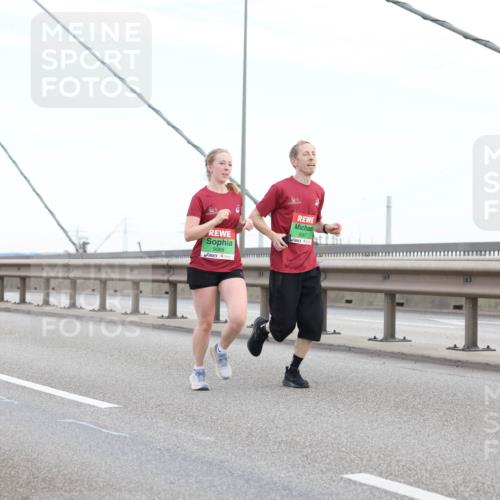03.10.2025 - Köhlbrandbrückenlauf Lena Gebhardt http://msf.ph/oto/9196728 03.10.2025 15:28:26 Position 1 9068, 9067 meine-sportfotos.de