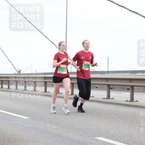 03.10.2025 - Köhlbrandbrückenlauf Lena Gebhardt http://msf.ph/oto/9196729 03.10.2025 15:28:26 Position 1 9068, 9067 meine-sportfotos.de