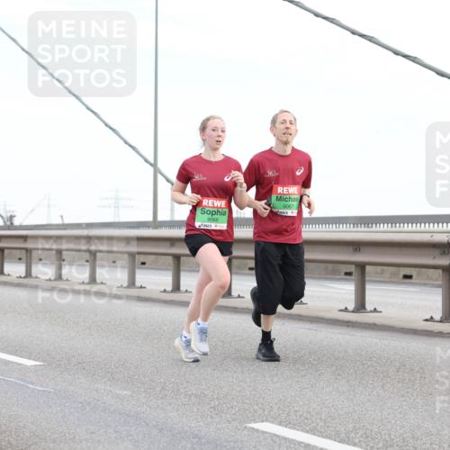 03.10.2025 - Köhlbrandbrückenlauf Lena Gebhardt http://msf.ph/oto/9196730 03.10.2025 15:28:27 Position 1 9068, 9067 meine-sportfotos.de