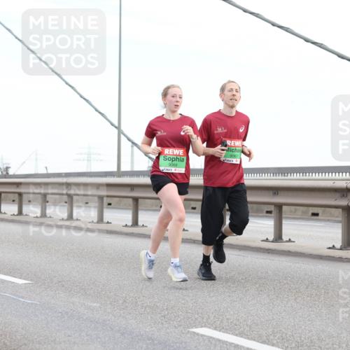 03.10.2025 - Köhlbrandbrückenlauf Lena Gebhardt http://msf.ph/oto/9196731 03.10.2025 15:28:27 Position 1 9068, 9067 meine-sportfotos.de