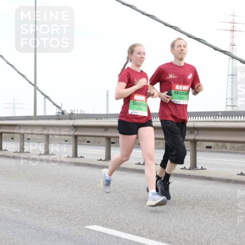 03.10.2025 - Köhlbrandbrückenlauf Lena Gebhardt http://msf.ph/oto/9196732 03.10.2025 15:28:27 Position 1 9068, 9067 meine-sportfotos.de