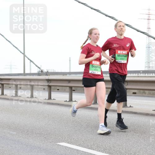 03.10.2025 - Köhlbrandbrückenlauf Lena Gebhardt http://msf.ph/oto/9196733 03.10.2025 15:28:27 Position 1 9068, 9067 meine-sportfotos.de