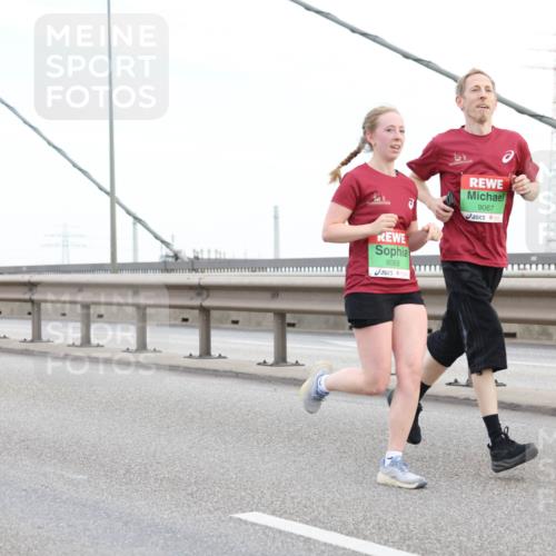 03.10.2025 - Köhlbrandbrückenlauf Lena Gebhardt http://msf.ph/oto/9196734 03.10.2025 15:28:27 Position 1 9068, 9067 meine-sportfotos.de