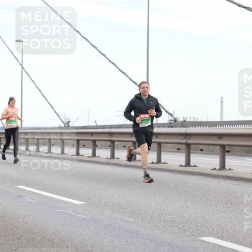 03.10.2025 - Köhlbrandbrückenlauf Lena Gebhardt http://msf.ph/oto/9196736 03.10.2025 15:28:29 Position 1  meine-sportfotos.de