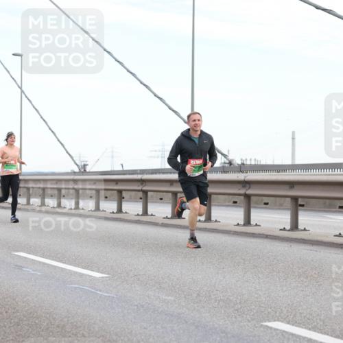 03.10.2025 - Köhlbrandbrückenlauf Lena Gebhardt http://msf.ph/oto/9196737 03.10.2025 15:28:29 Position 1  meine-sportfotos.de
