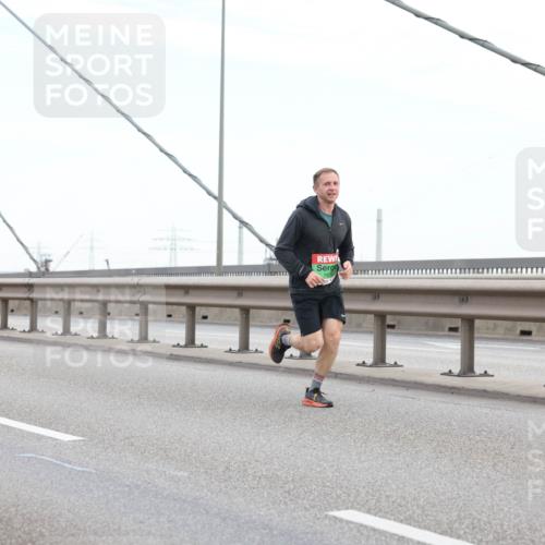 03.10.2025 - Köhlbrandbrückenlauf Lena Gebhardt http://msf.ph/oto/9196738 03.10.2025 15:28:29 Position 1 757 meine-sportfotos.de