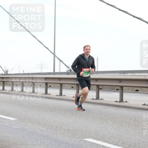 03.10.2025 - Köhlbrandbrückenlauf Lena Gebhardt http://msf.ph/oto/9196739 03.10.2025 15:28:29 Position 1 7576 meine-sportfotos.de