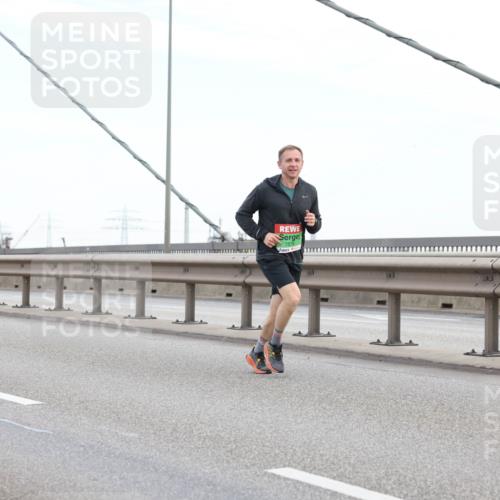 03.10.2025 - Köhlbrandbrückenlauf Lena Gebhardt http://msf.ph/oto/9196740 03.10.2025 15:28:29 Position 1  meine-sportfotos.de