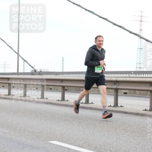 03.10.2025 - Köhlbrandbrückenlauf Lena Gebhardt http://msf.ph/oto/9196741 03.10.2025 15:28:29 Position 1 7576 meine-sportfotos.de