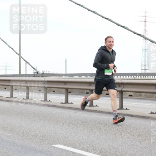 03.10.2025 - Köhlbrandbrückenlauf Lena Gebhardt http://msf.ph/oto/9196742 03.10.2025 15:28:30 Position 1  meine-sportfotos.de