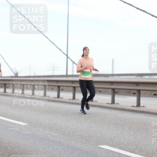 03.10.2025 - Köhlbrandbrückenlauf Lena Gebhardt http://msf.ph/oto/9196744 03.10.2025 15:28:31 Position 1  meine-sportfotos.de