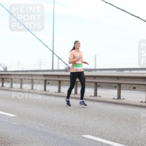 03.10.2025 - Köhlbrandbrückenlauf Lena Gebhardt http://msf.ph/oto/9196746 03.10.2025 15:28:31 Position 1  meine-sportfotos.de