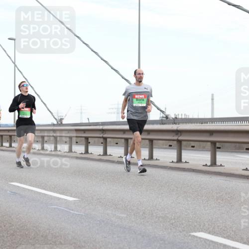 03.10.2025 - Köhlbrandbrückenlauf Lena Gebhardt http://msf.ph/oto/9196750 03.10.2025 15:28:33 Position 1 9710 meine-sportfotos.de