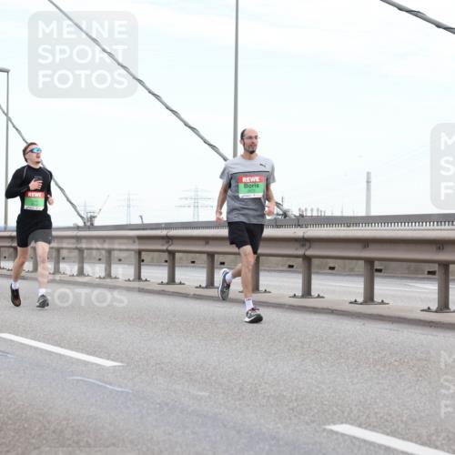 03.10.2025 - Köhlbrandbrückenlauf Lena Gebhardt http://msf.ph/oto/9196752 03.10.2025 15:28:33 Position 1  meine-sportfotos.de