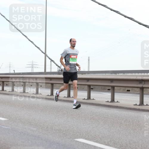 03.10.2025 - Köhlbrandbrückenlauf Lena Gebhardt http://msf.ph/oto/9196754 03.10.2025 15:28:34 Position 1  meine-sportfotos.de