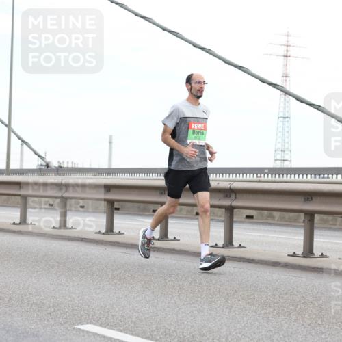 03.10.2025 - Köhlbrandbrückenlauf Lena Gebhardt http://msf.ph/oto/9196758 03.10.2025 15:28:34 Position 1 9710, 9572 meine-sportfotos.de