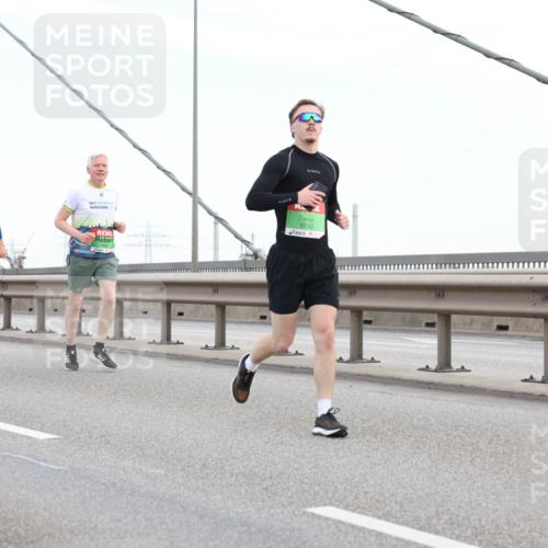 03.10.2025 - Köhlbrandbrückenlauf Lena Gebhardt http://msf.ph/oto/9196760 03.10.2025 15:28:36 Position 1 9710 meine-sportfotos.de