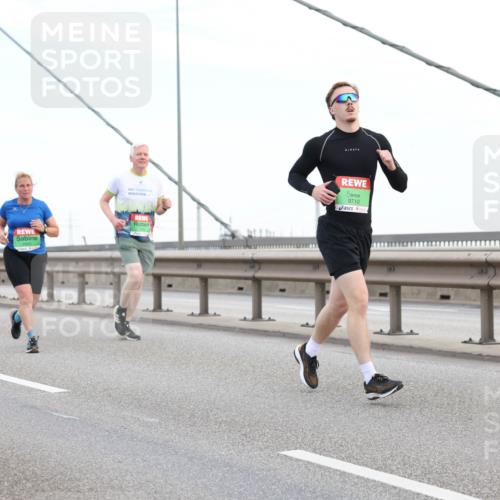 03.10.2025 - Köhlbrandbrückenlauf Lena Gebhardt http://msf.ph/oto/9196762 03.10.2025 15:28:36 Position 1 9710 meine-sportfotos.de