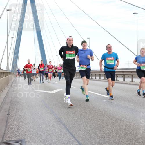 03.10.2025 - Köhlbrandbrückenlauf Lena Gebhardt http://msf.ph/oto/9196768 03.10.2025 15:28:37 Position 1 7863, 7621 meine-sportfotos.de
