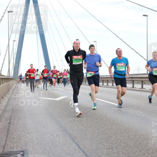 03.10.2025 - Köhlbrandbrückenlauf Lena Gebhardt http://msf.ph/oto/9196769 03.10.2025 15:28:37 Position 1 7863, 7621 meine-sportfotos.de