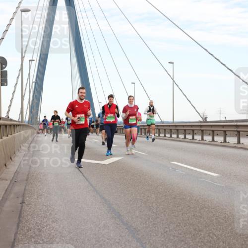 03.10.2025 - Köhlbrandbrückenlauf Lena Gebhardt http://msf.ph/oto/9196771 03.10.2025 15:28:40 Position 1  meine-sportfotos.de