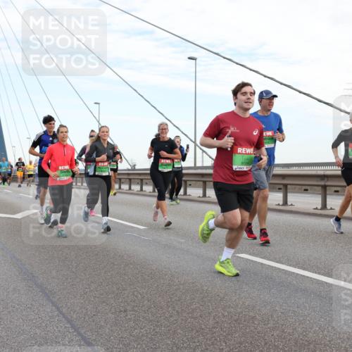 03.10.2025 - Köhlbrandbrückenlauf Lena Gebhardt http://msf.ph/oto/9196800 03.10.2025 15:28:57 Position 1 9724, 7814 meine-sportfotos.de