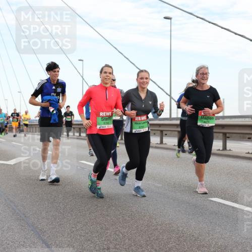 03.10.2025 - Köhlbrandbrückenlauf Lena Gebhardt http://msf.ph/oto/9196805 03.10.2025 15:28:58 Position 1 8766, 8765, 8958 meine-sportfotos.de