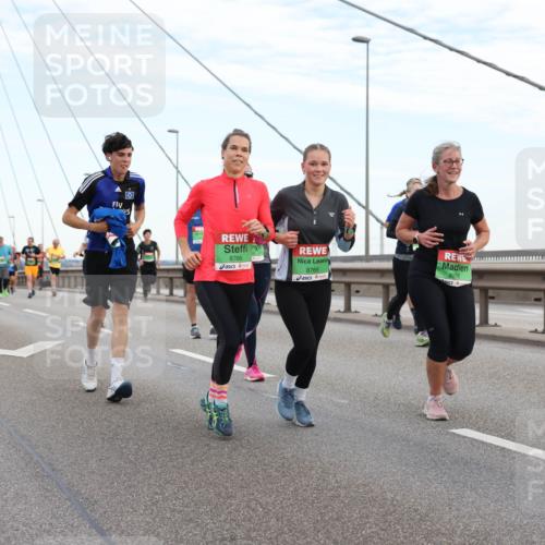 03.10.2025 - Köhlbrandbrückenlauf Lena Gebhardt http://msf.ph/oto/9196806 03.10.2025 15:28:58 Position 1 8766, 8765, 8958 meine-sportfotos.de
