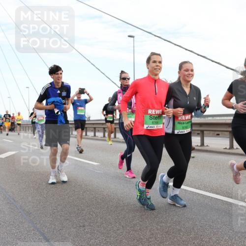 03.10.2025 - Köhlbrandbrückenlauf Lena Gebhardt http://msf.ph/oto/9196809 03.10.2025 15:28:59 Position 1 3788, 8766, 8765, 8958 meine-sportfotos.de