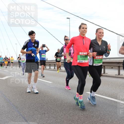 03.10.2025 - Köhlbrandbrückenlauf Lena Gebhardt http://msf.ph/oto/9196810 03.10.2025 15:28:59 Position 1 8766, 8765 meine-sportfotos.de